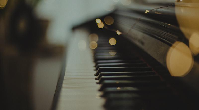 Featured image of post 彈鋼琴伴奏時，如何做出段落之間的「情緒層次感」？